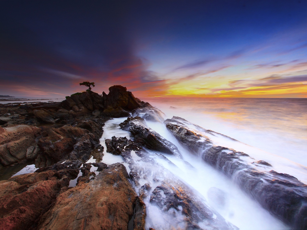 Вид со скалы на яркое солнце в облаках 