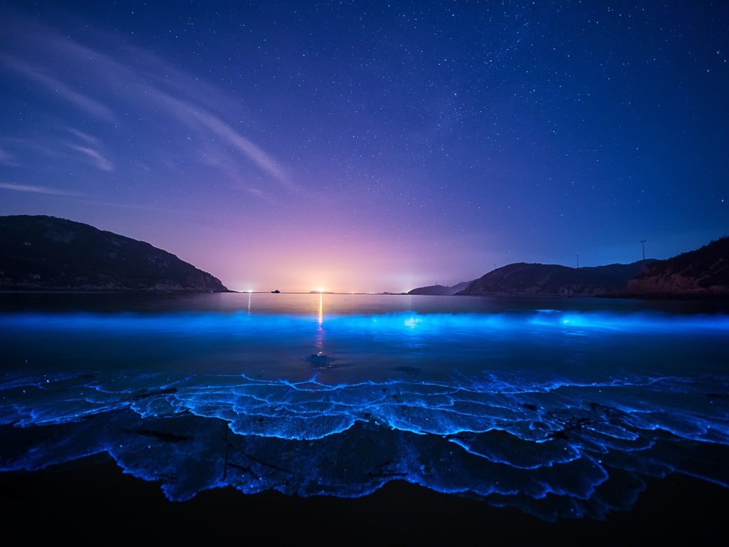 Люминесцентный пляж на Мальдивах на закате 