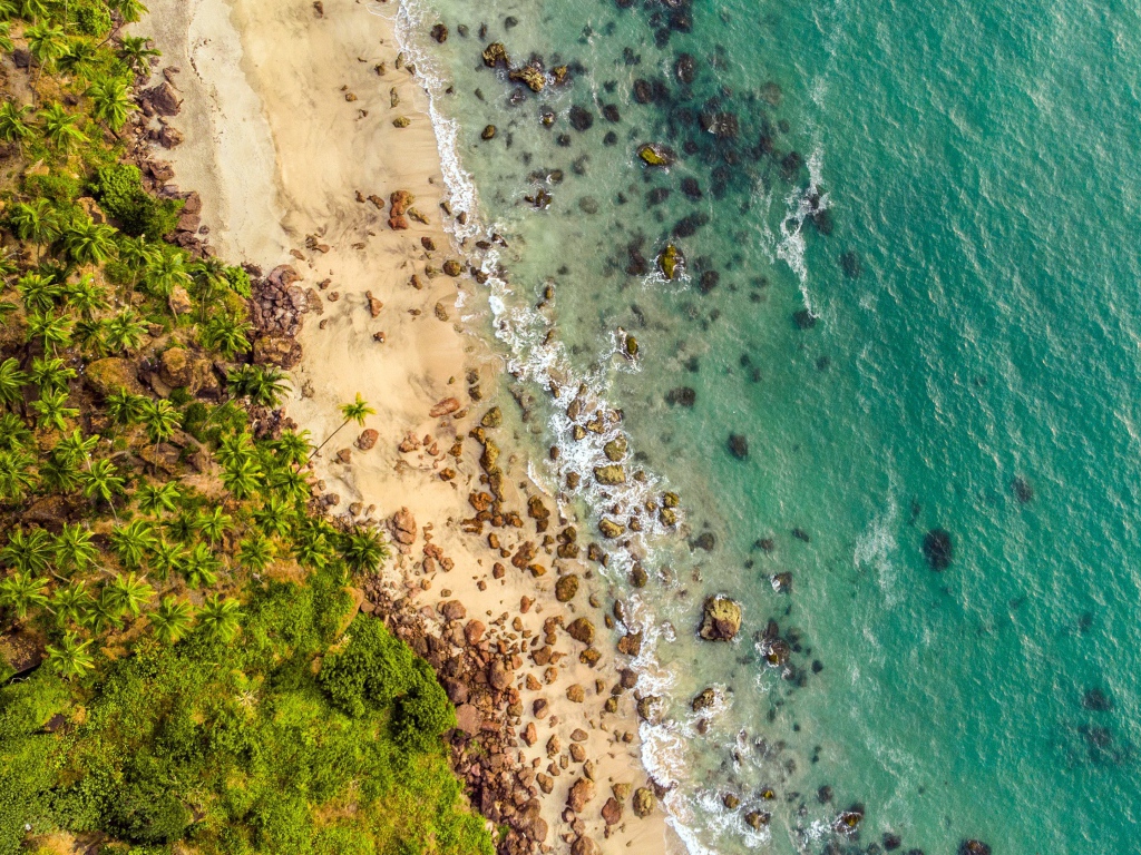 Камни в голубой воде на тропическом пляже