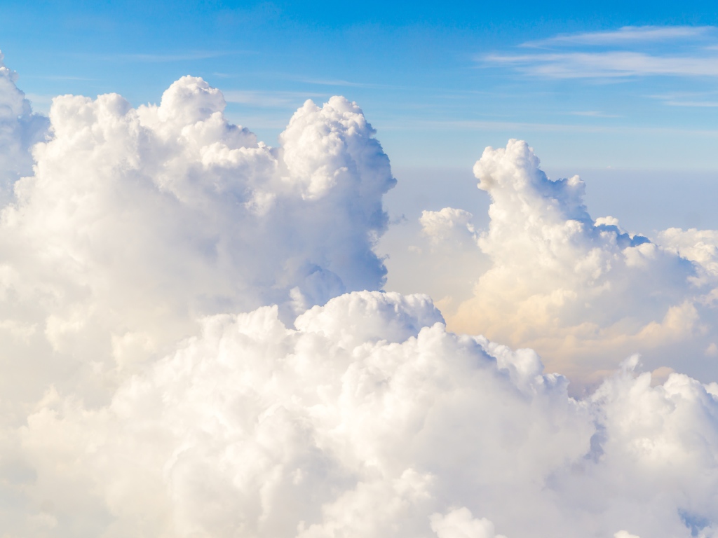 Красивые белые облака в голубом небе