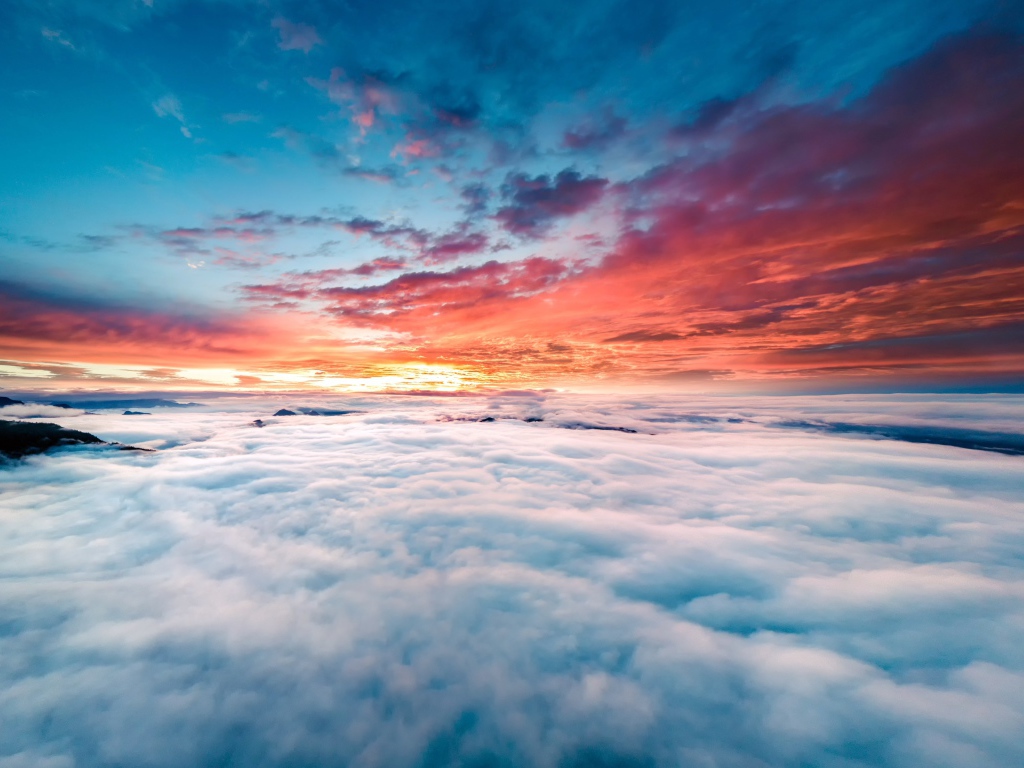 Восход солнца в небе над облаками 