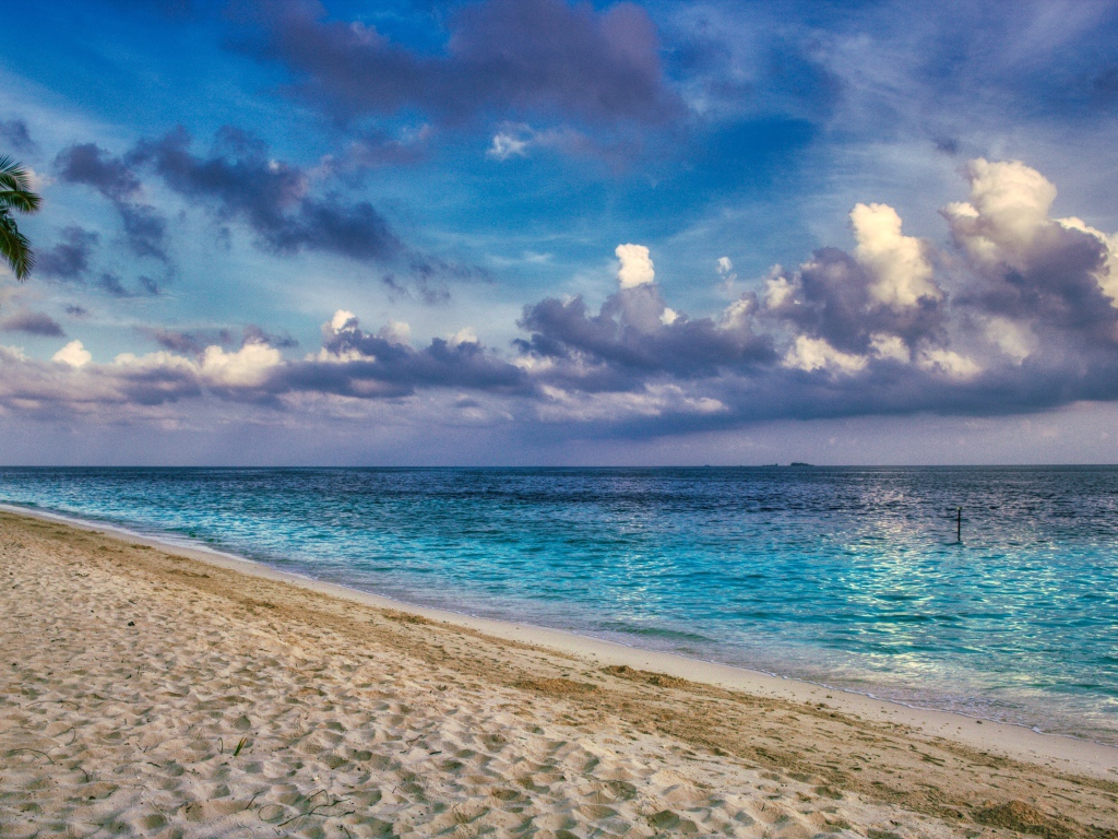 Густые облака над голубой гладью океана 