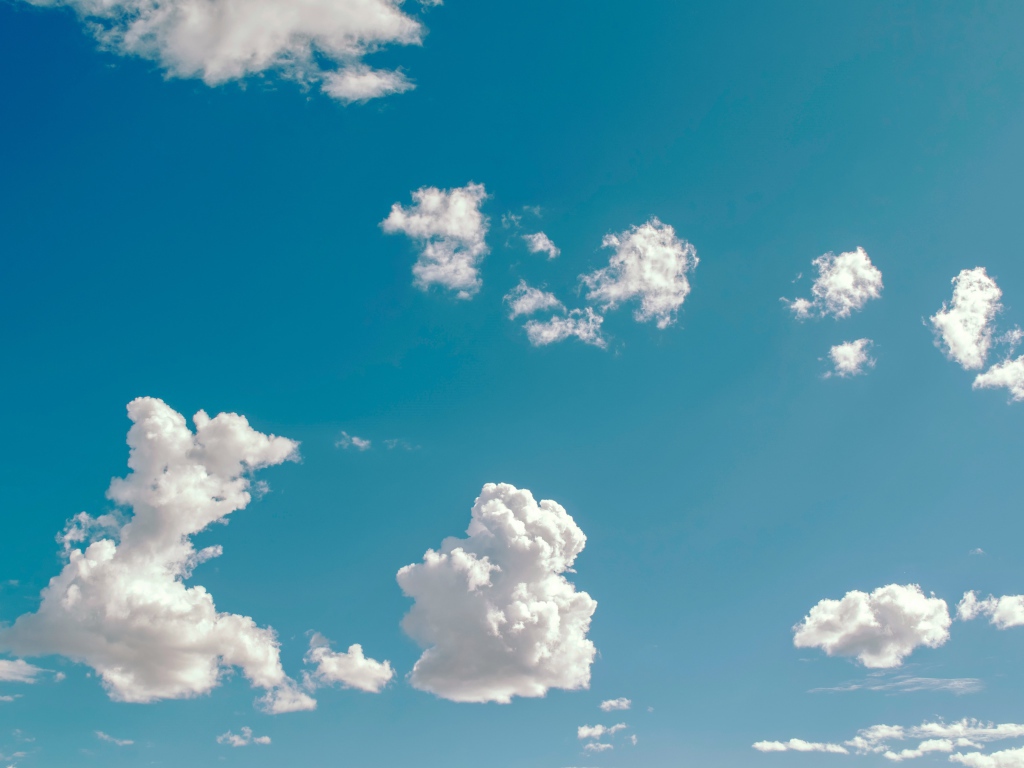 Белые облака в ясном голубом небе