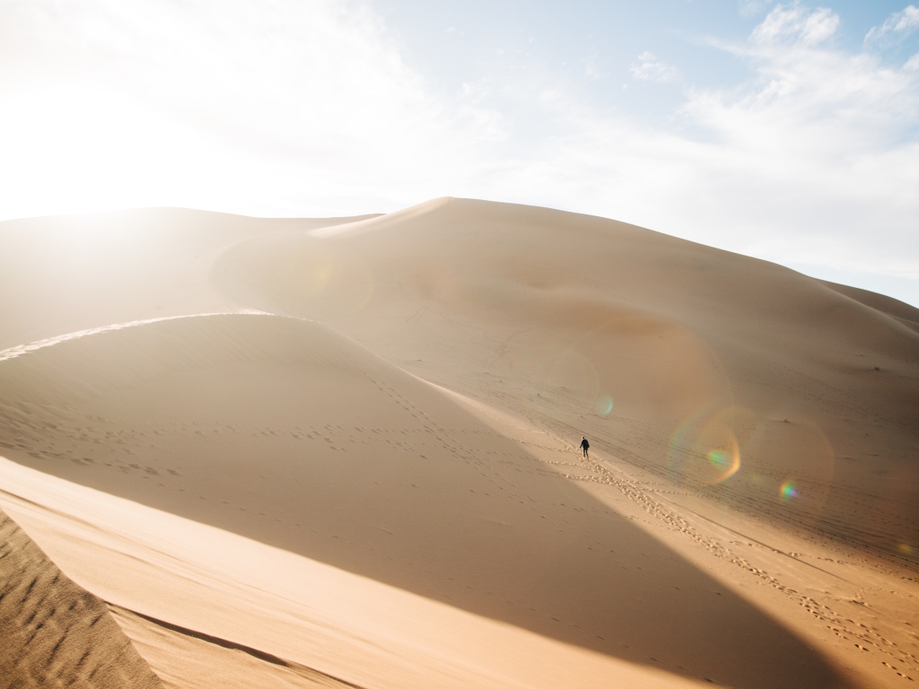 Горячая раскаленная на солнце пустыня 