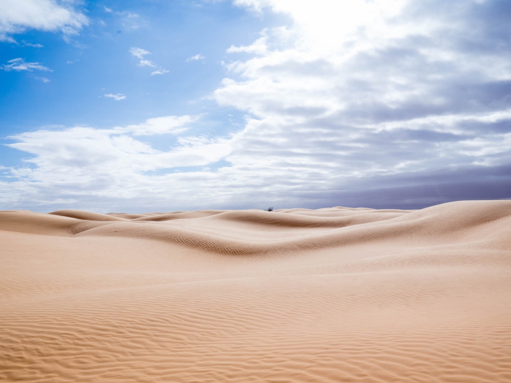 Горячий песок пустыни под солнечным небом 