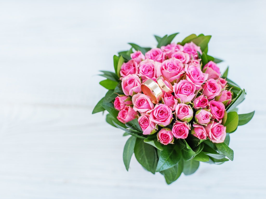 Большой букет розовых роз с золотыми обручальными кольцами
