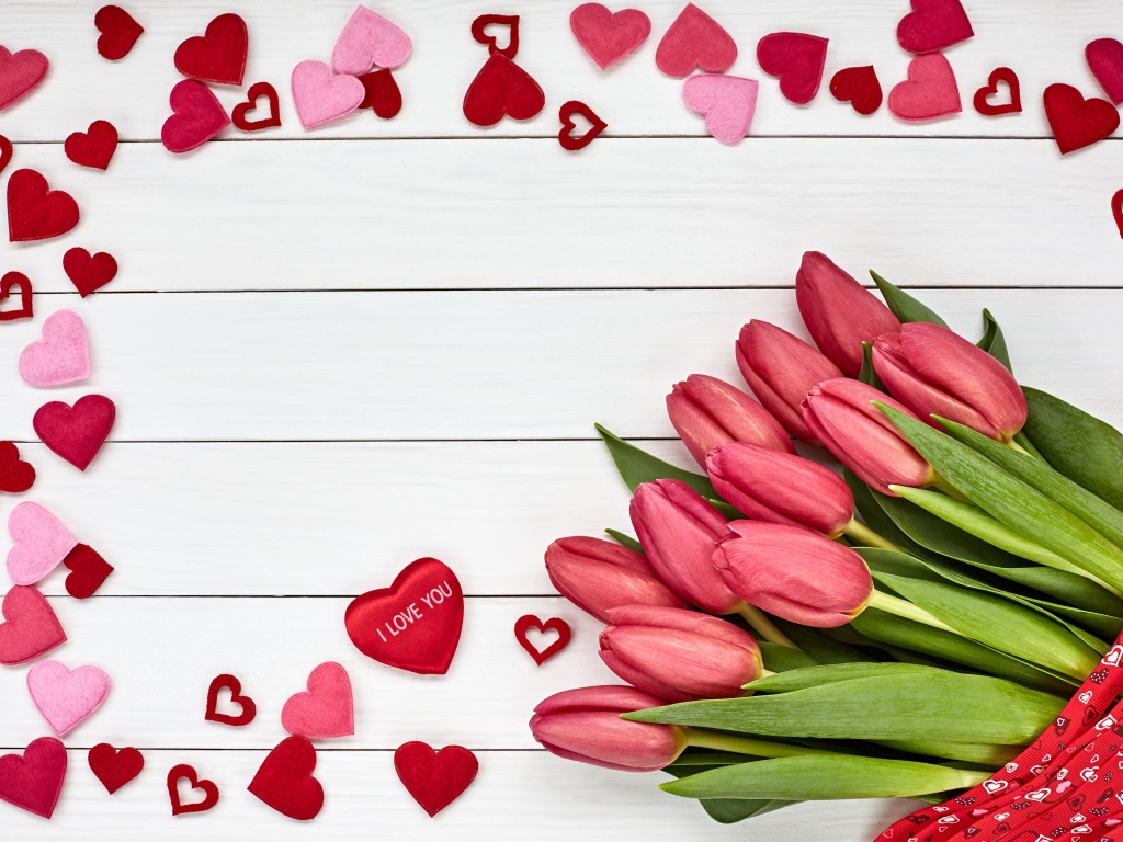 Большой букет красных тюльпанов с сердечками