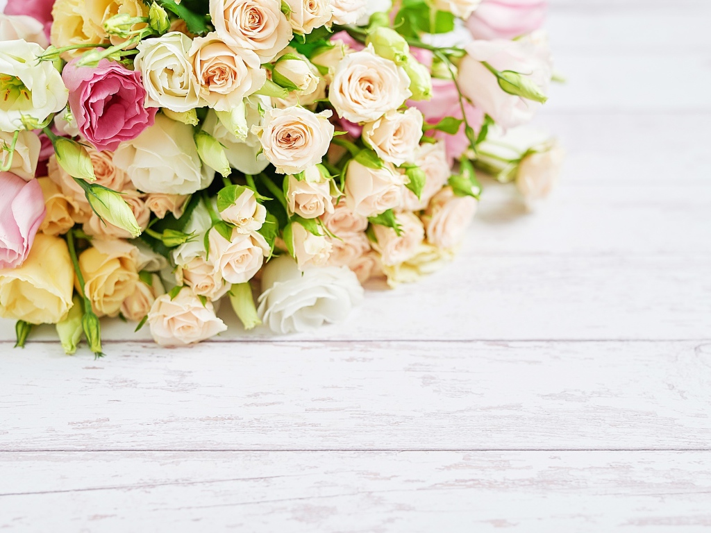 Красивый большой букет роз на белом столе