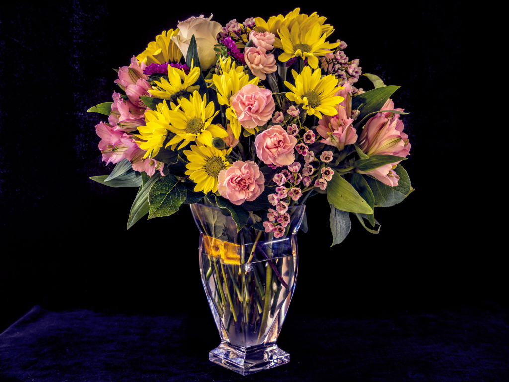 Букет красивых разноцветных цветов в вазе на черном фоне