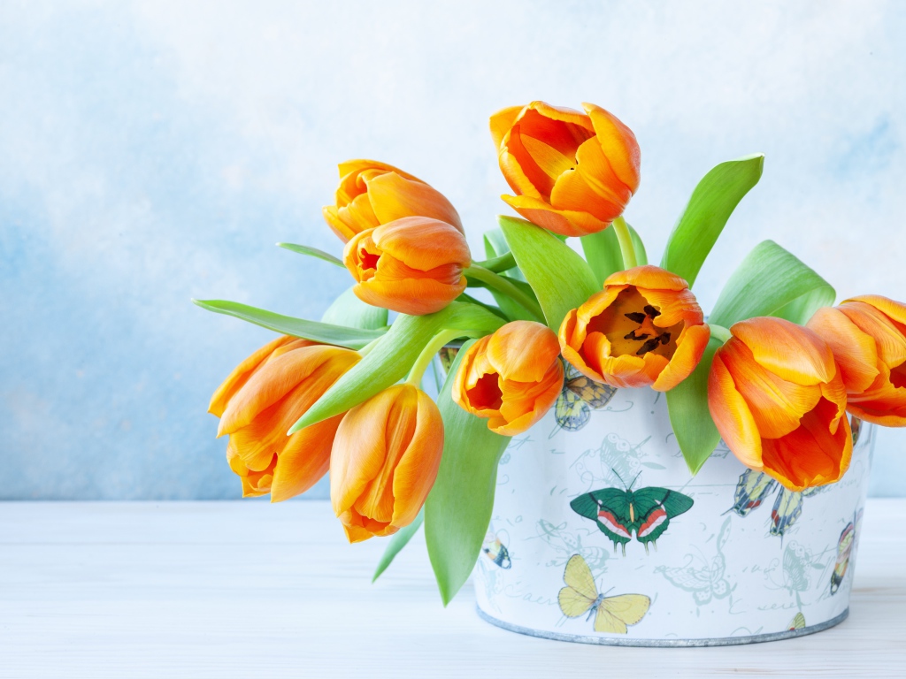 Букет оранжевых тюльпанов в вазе 