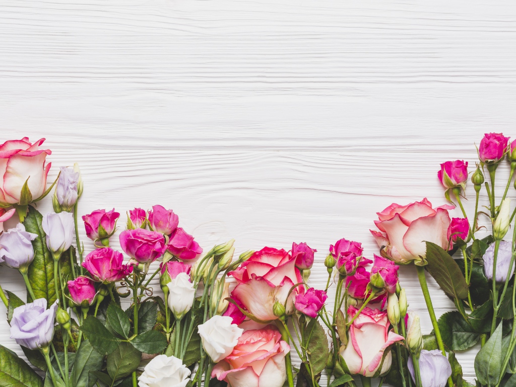 Букет розовых роз на белом столе 