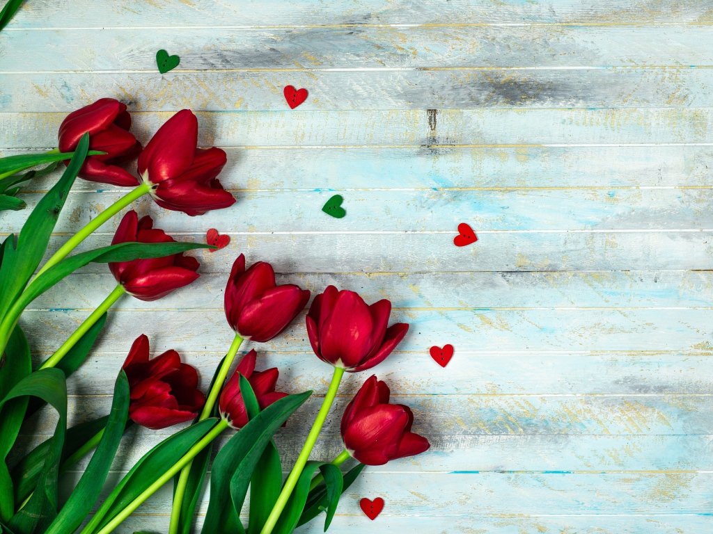 Букет красных тюльпанов на деревянном столе