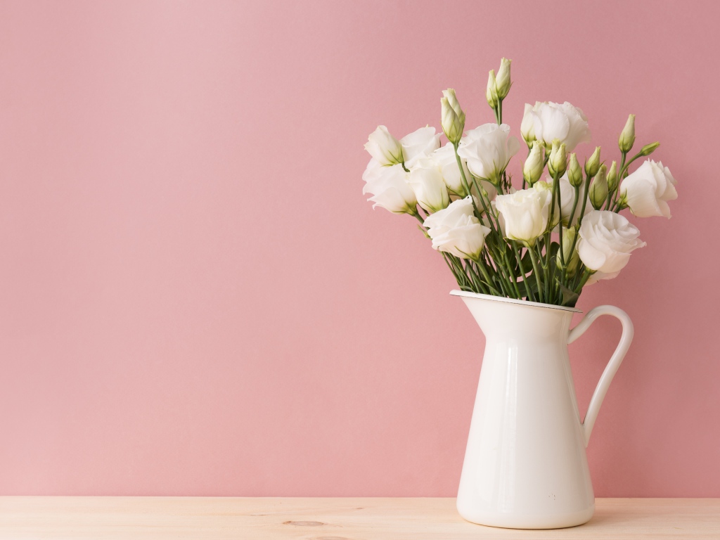 Букет белой эустомы в вазе на розовом фоне