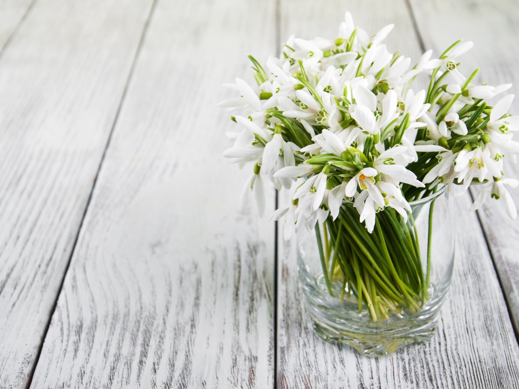 Букет белых подснежников в вазе на столе