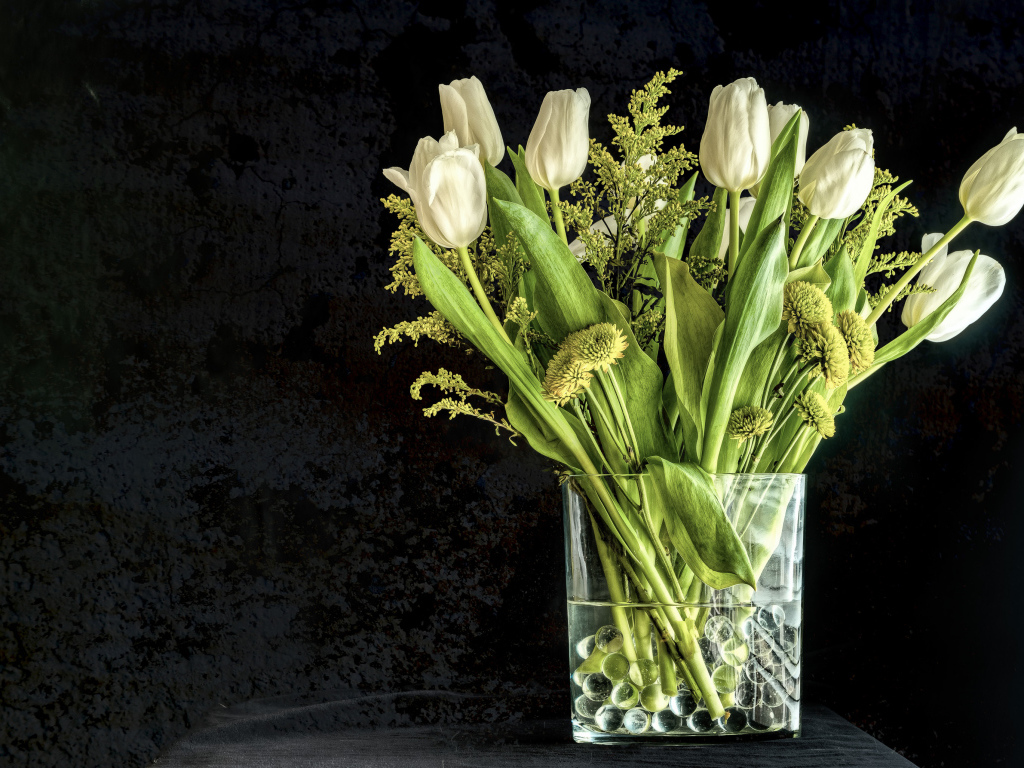 Букет белых тюльпанов с зелеными хризантемами в вазе на черном фоне 