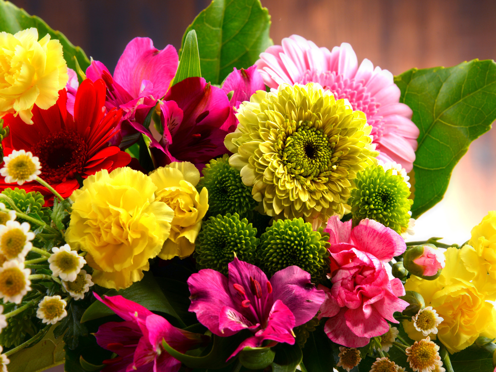 Букет с различными цветами крупным планом