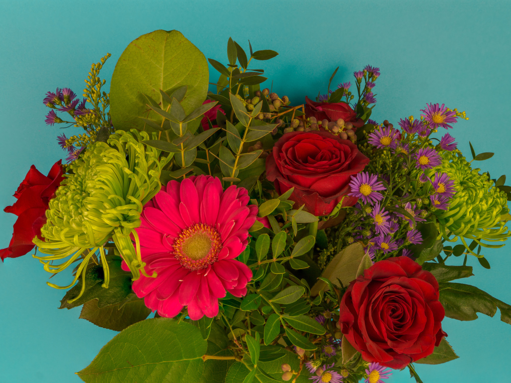 Праздничный букет на голубом фоне