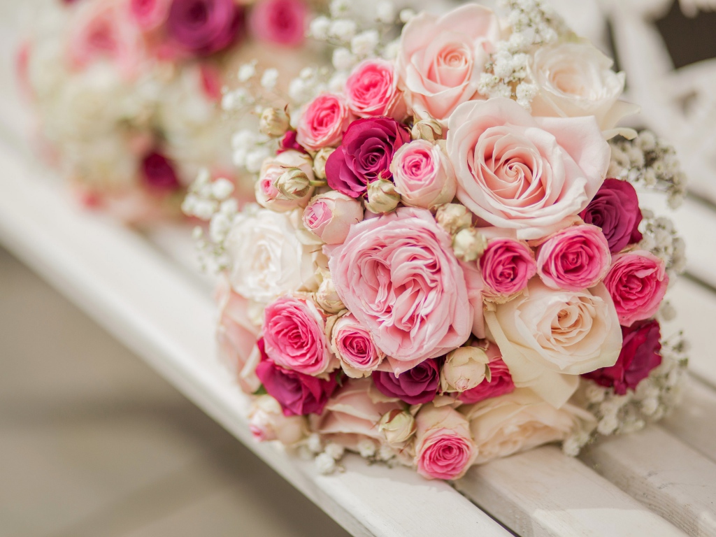 Свадебный букет с розовыми розами на лавке 