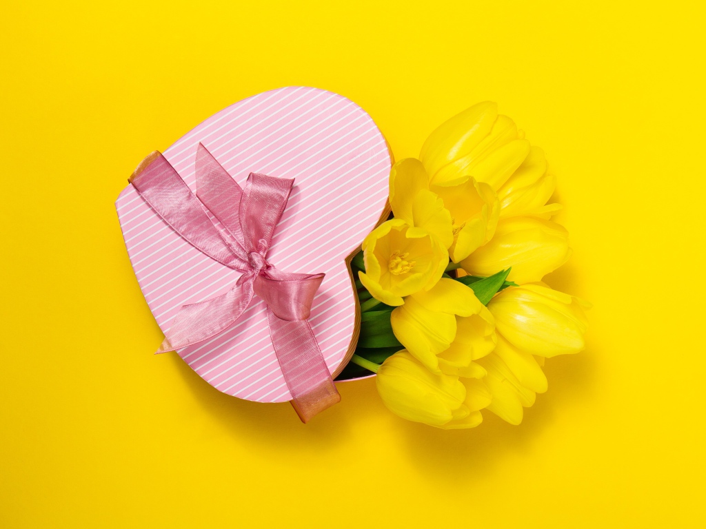 Букет желтых тюльпанов с подарочной коробкой в форме сердца 