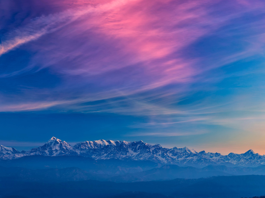 Красивое небо над заснеженными горами