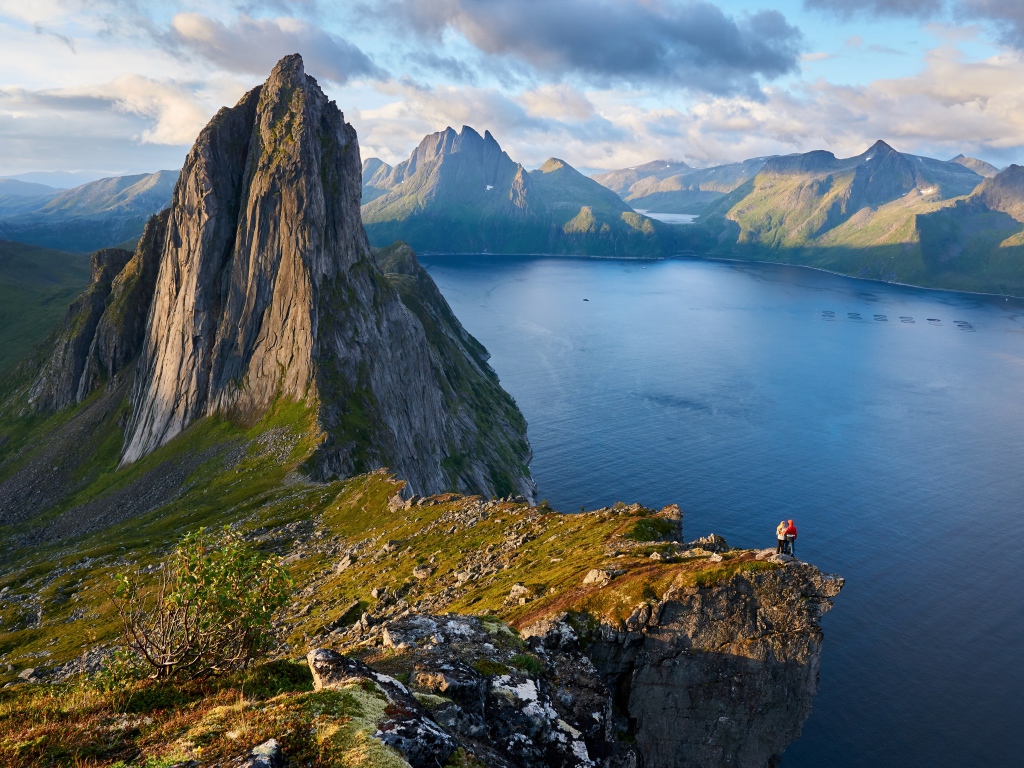 Красивый вид со скалы на фьорд, Норвегия 