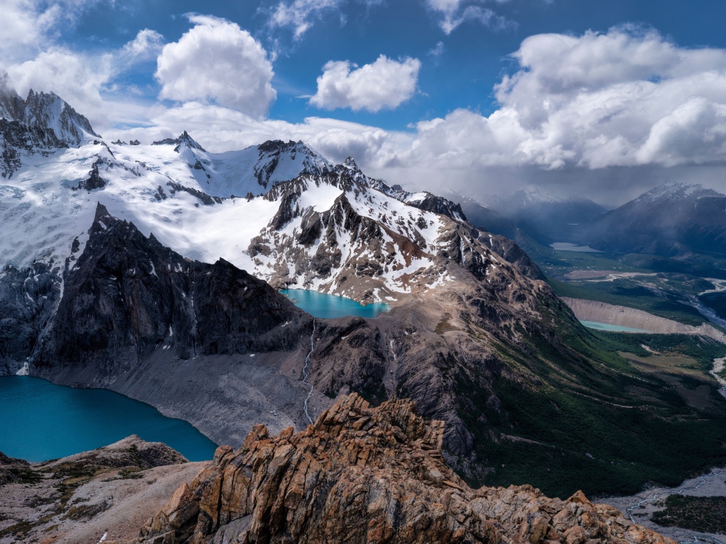 Голубые озера в заснеженных горах 