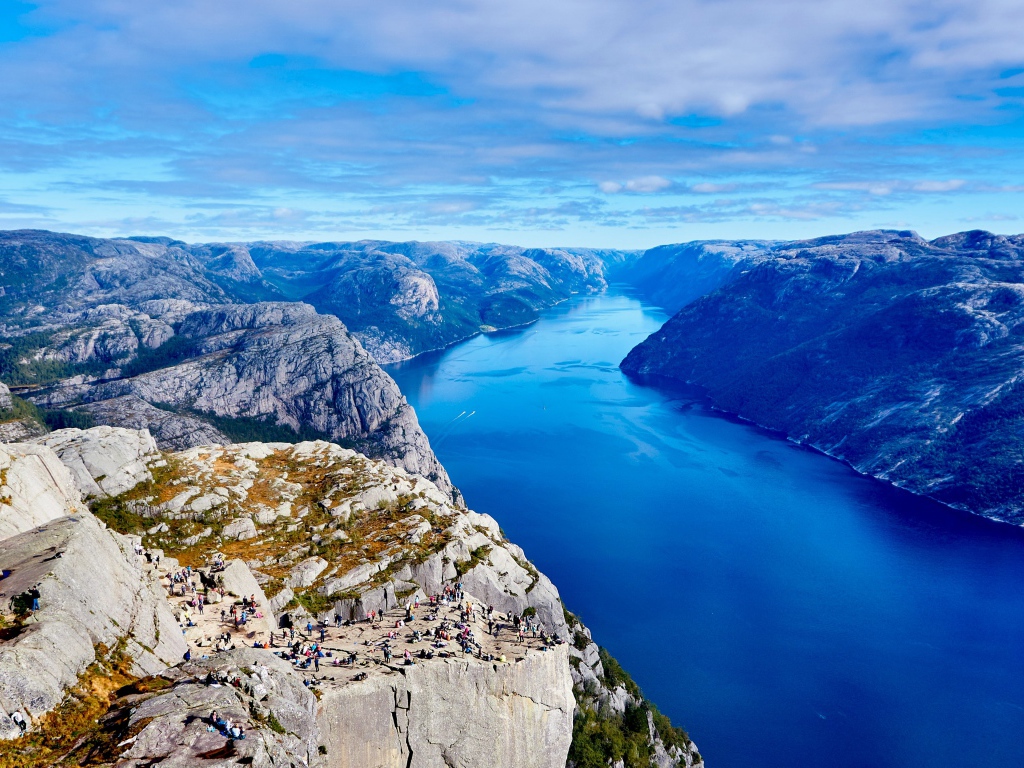 Чистая река между скалистых гор  