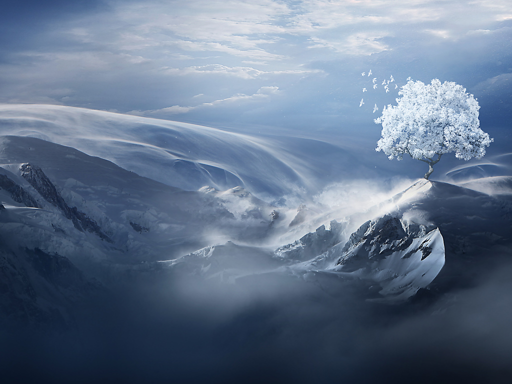 Фантастический горный пейзаж под голубым небом