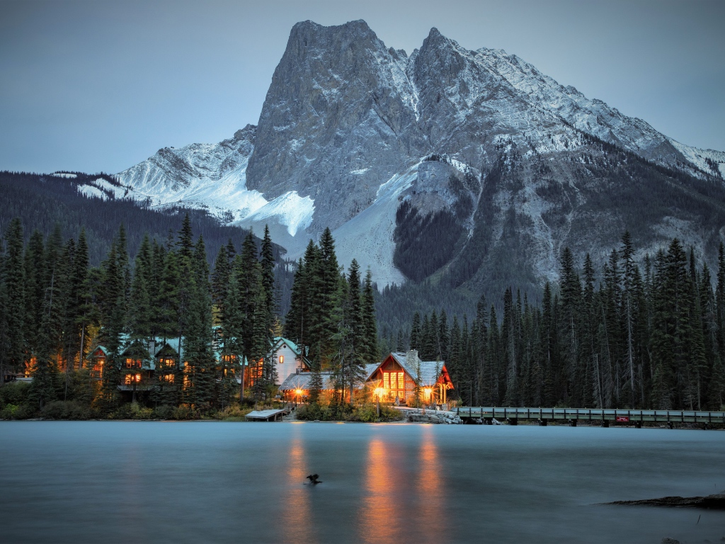 Высокая гора у озера с хвойным лесом