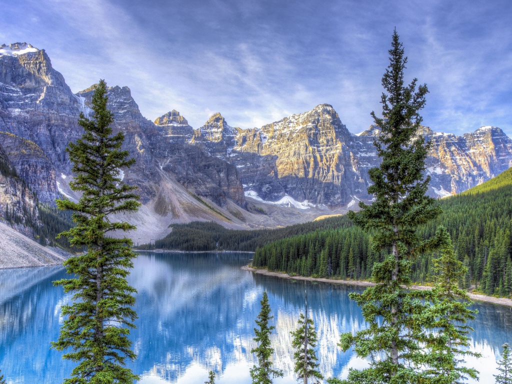 Высокие горы под голубым небом у озера, Канада 