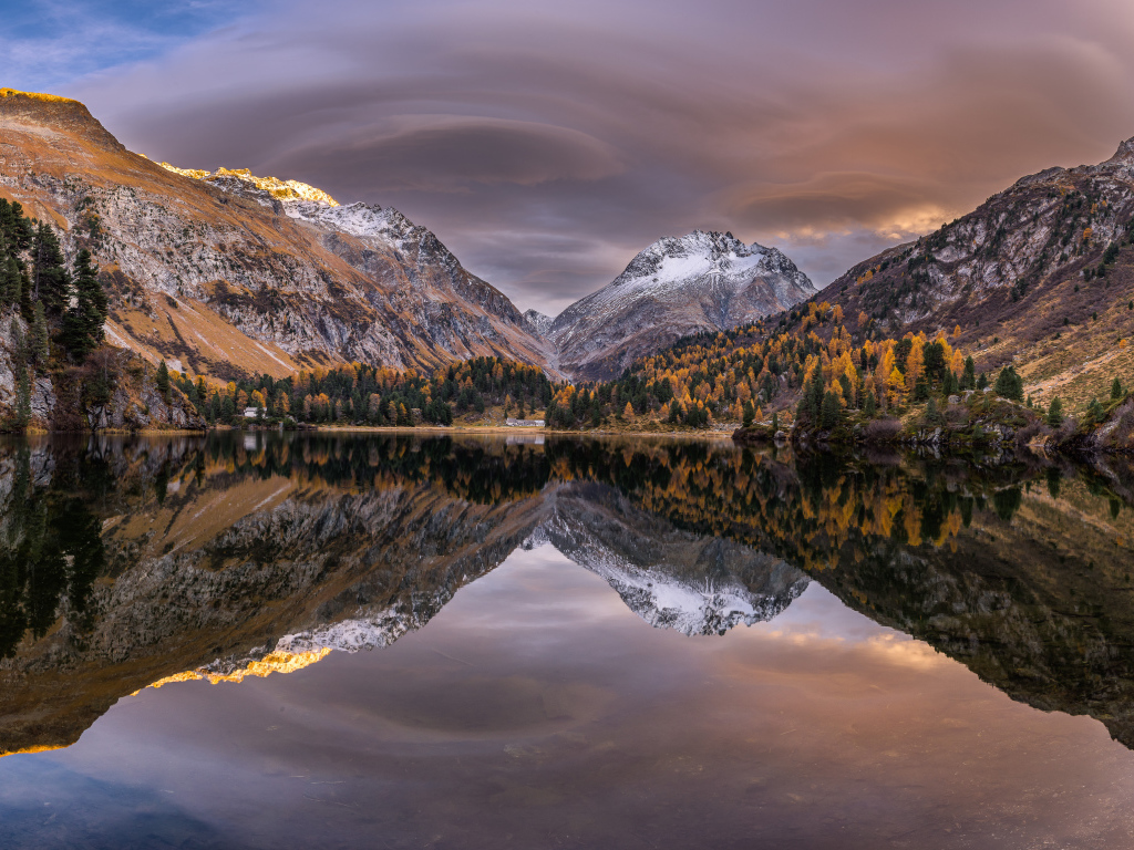 Горы отражаются в озере осенним днем