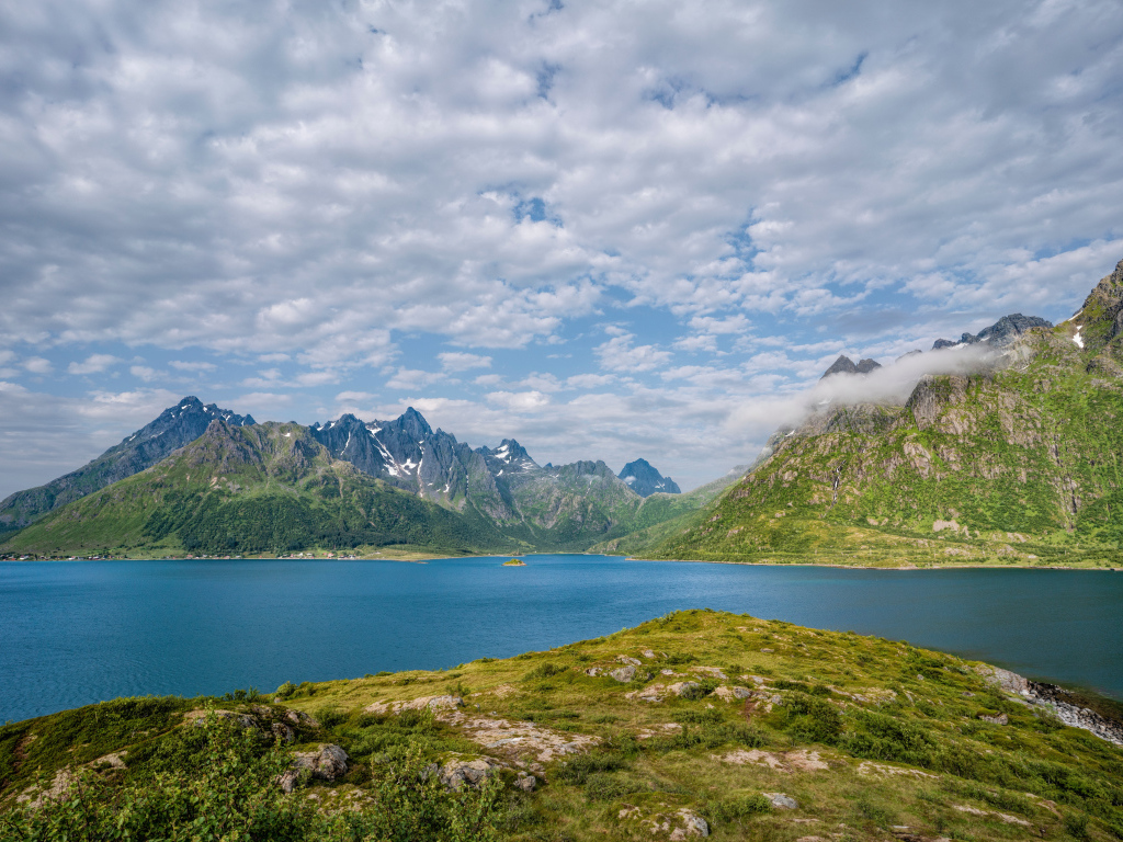 Горы под белыми облаками, Лофотенские острова