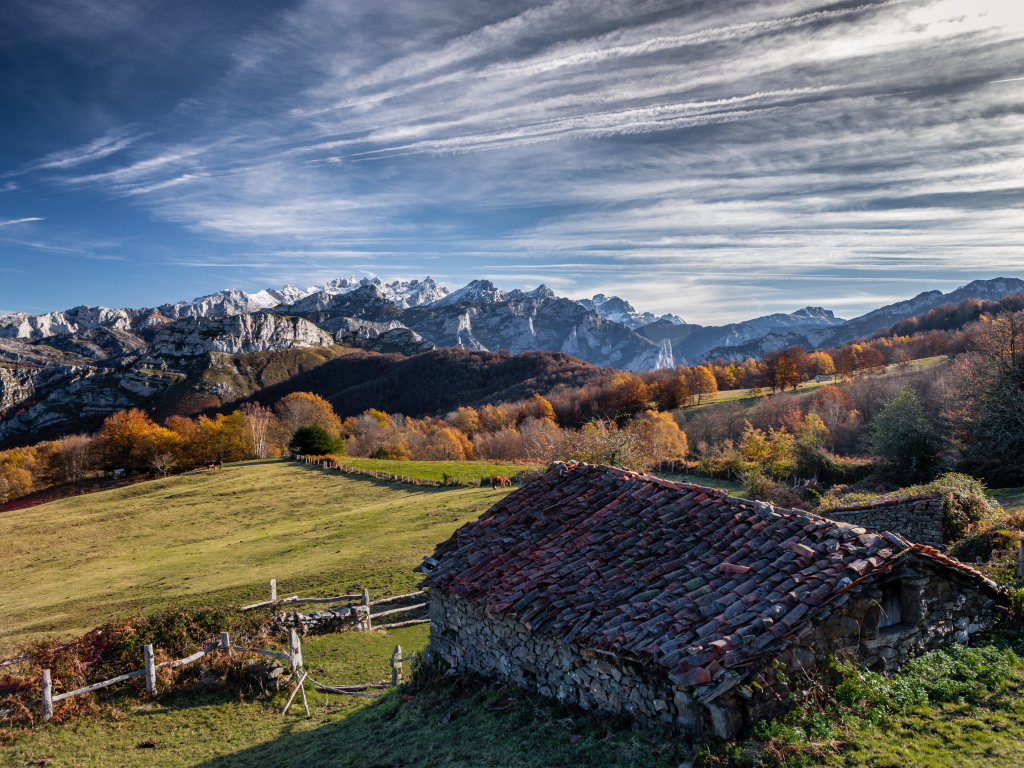 Старый дом в горах под красивым небом 