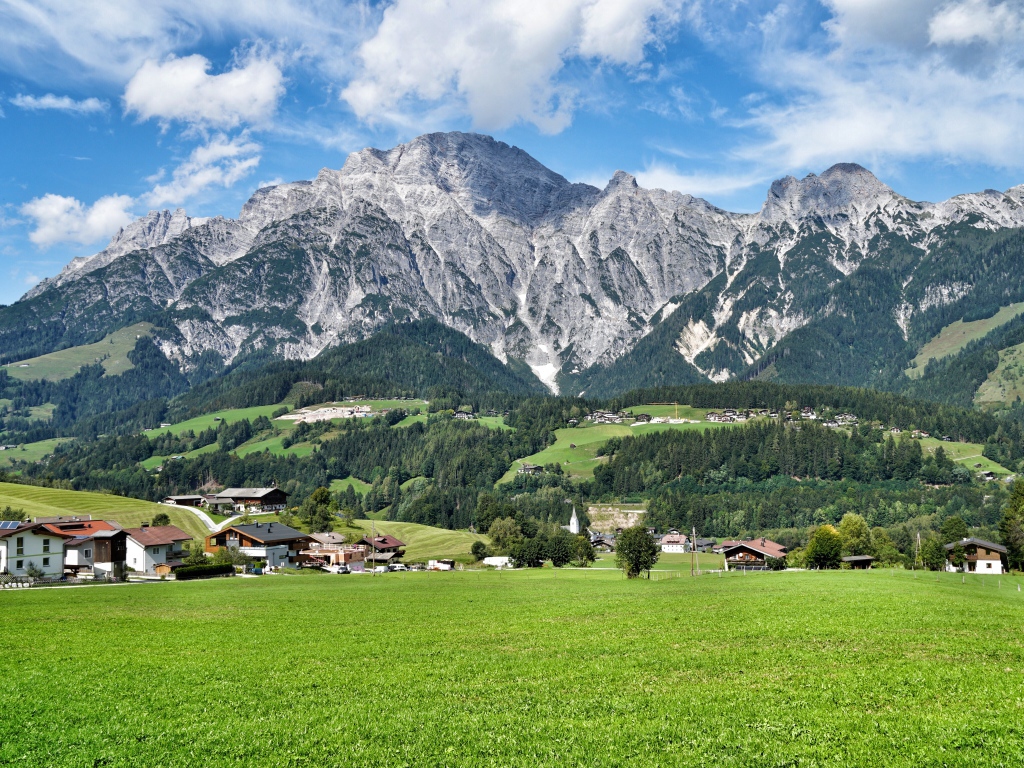 Вид высокие горы под голубым небом, Австрия 