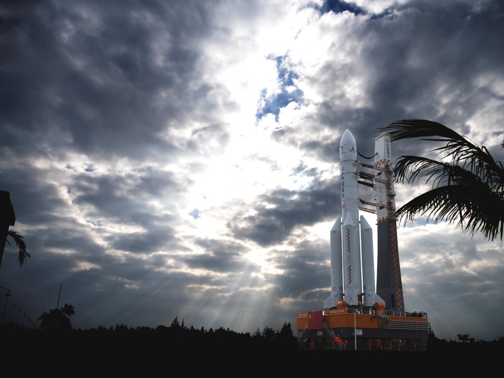 Ракета готовится к запуску на фоне грозового неба