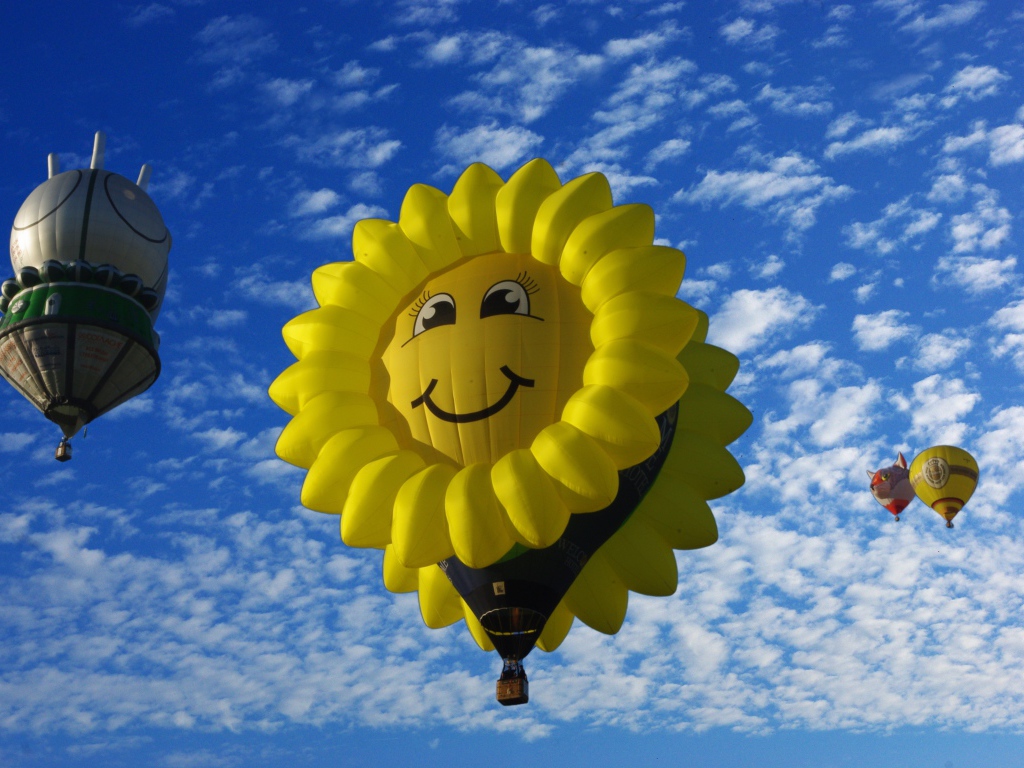 Красивые воздушные шары в голубом небе 