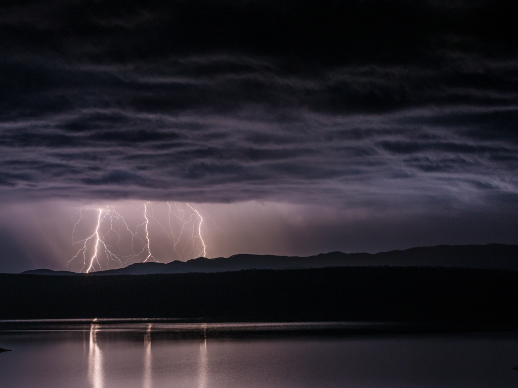 Яркая молния в штормовом небе 