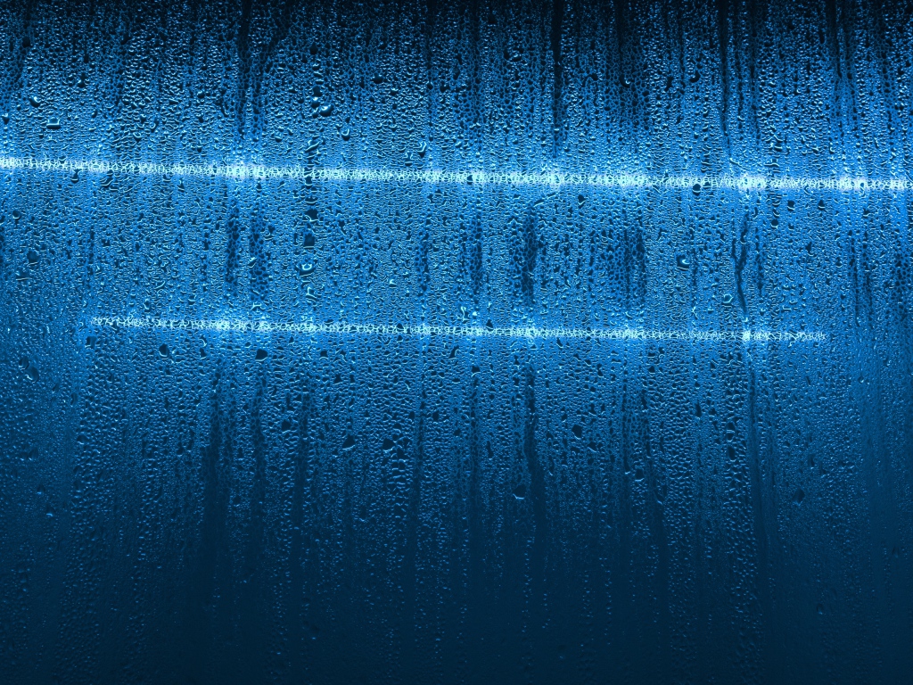 Мокрая голубая стена с белыми линиями