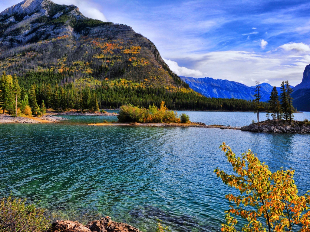 Красивая горная природа под голубым небом у озера