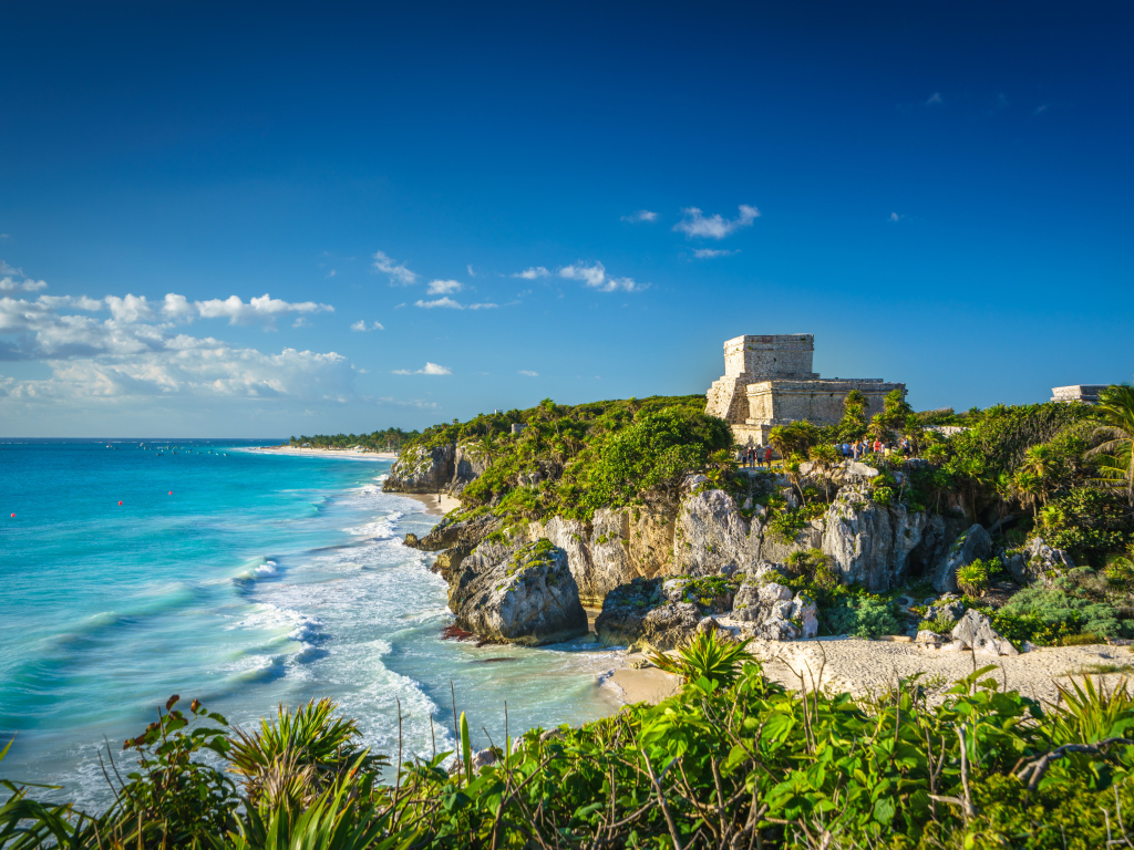 Голубая вода океана на скалистом побережье Мехико 