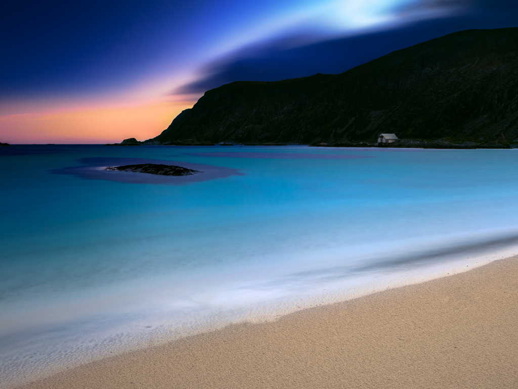 Спокойный океан под голубым небом вечером