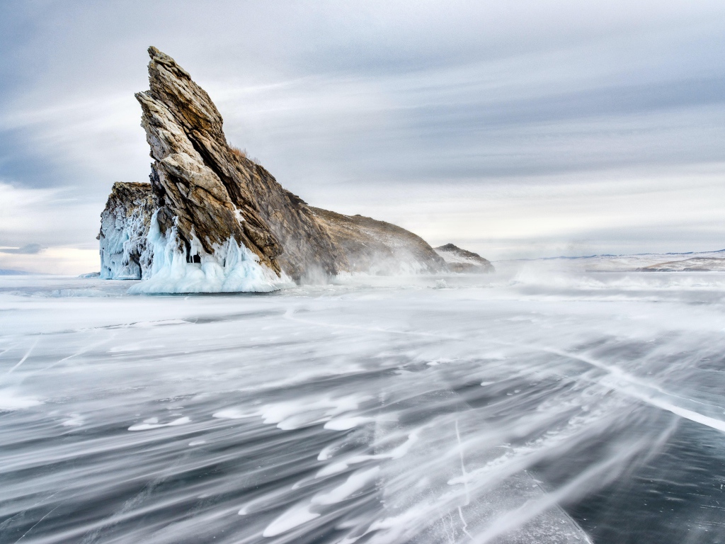 Гора в заледеневшем озере Байкал 