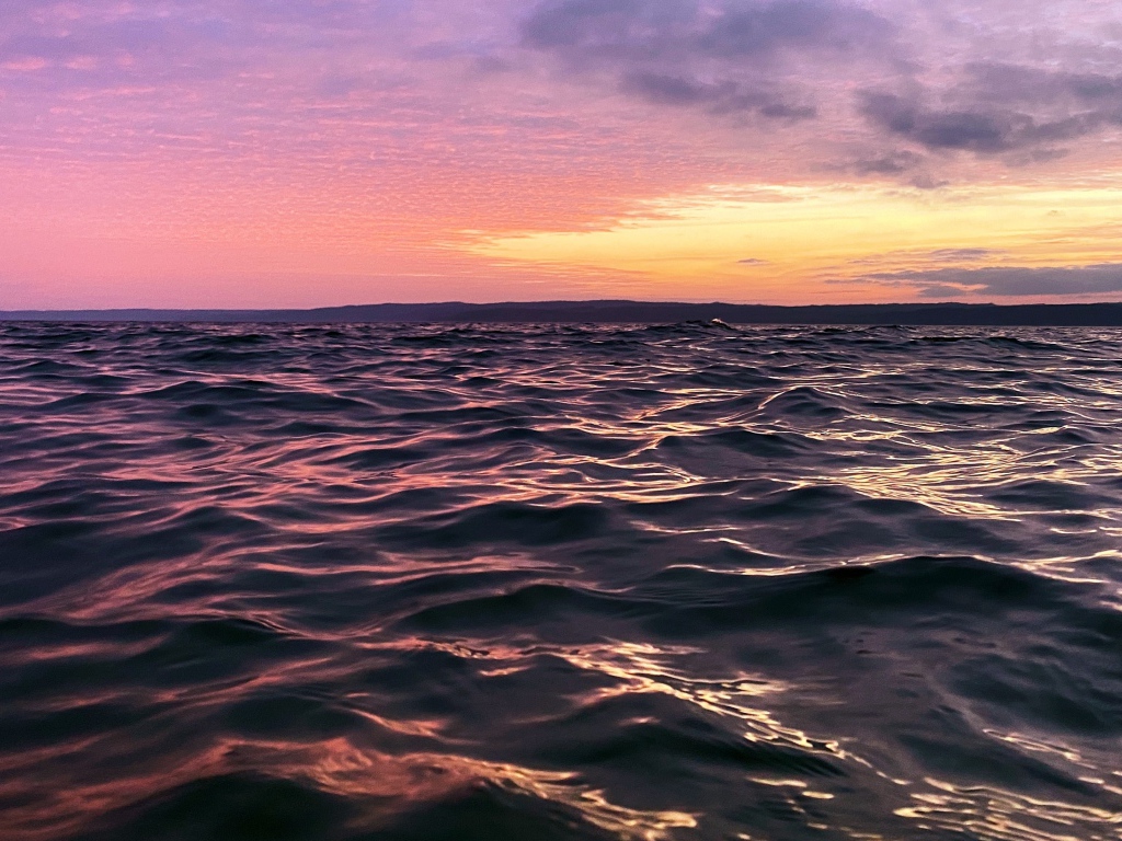 Розовый закат солнца над спокойным море