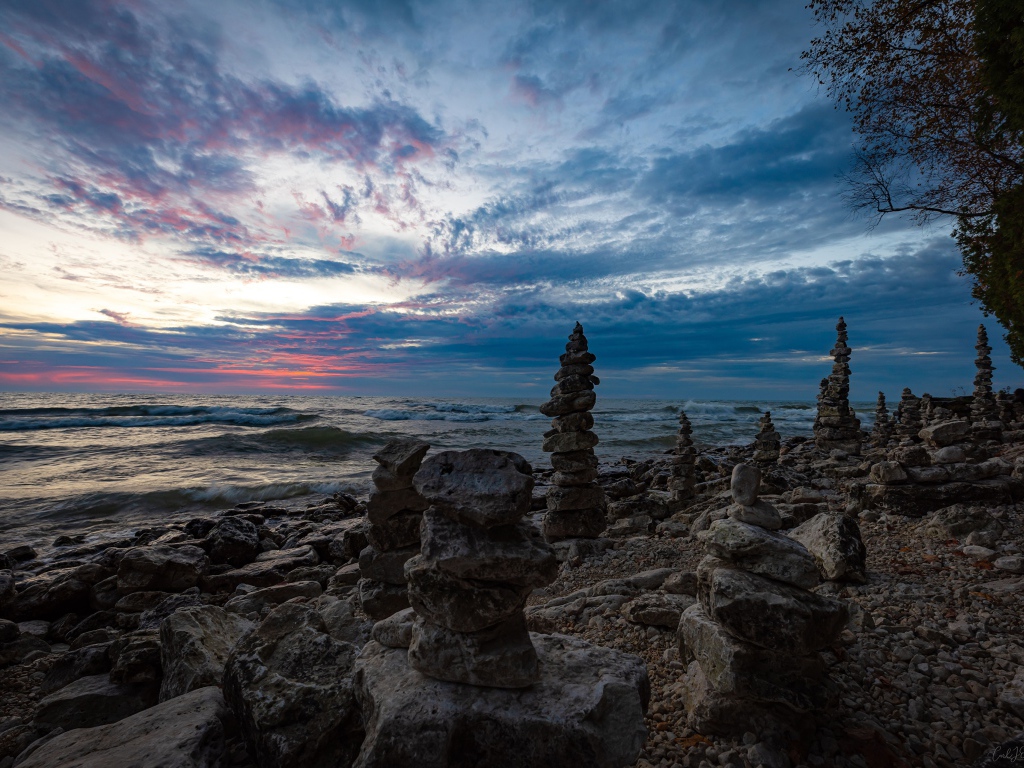 Скульптуры из камней на берегу моря 