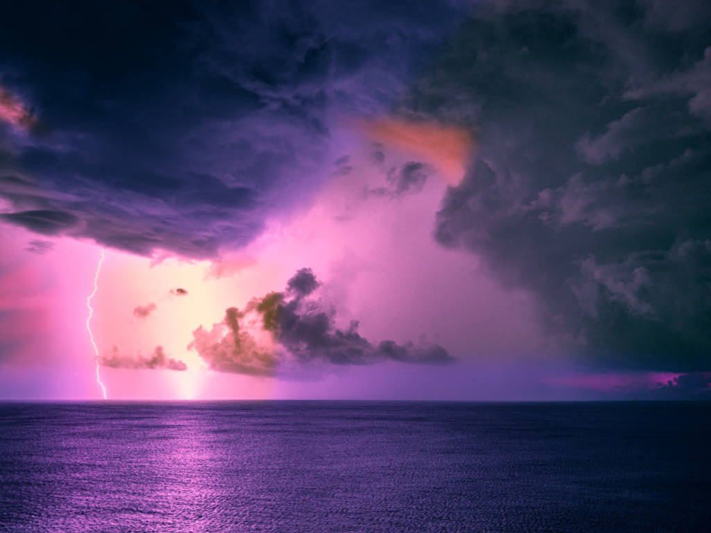 Штормовое небо с черными тучами с молнией над морем