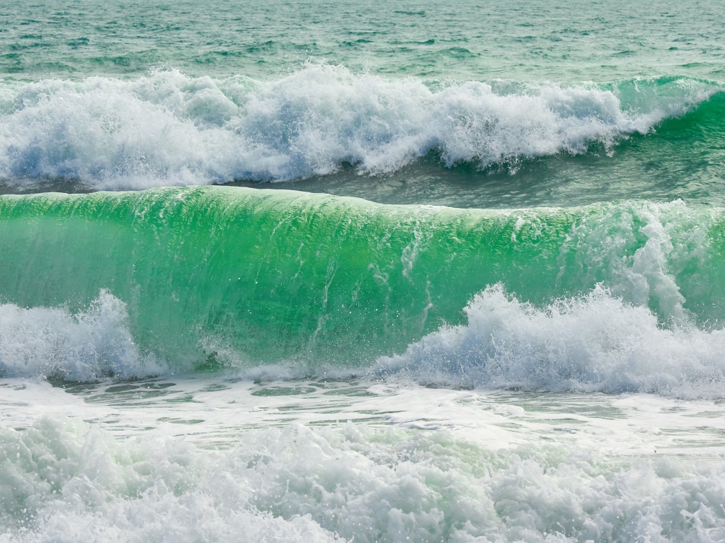 Бушующие белые морские волны 