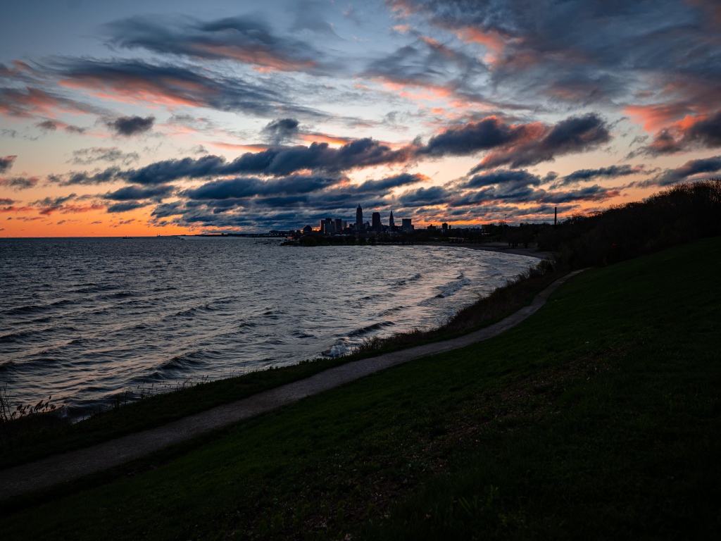 Грозовые облака низко над морем