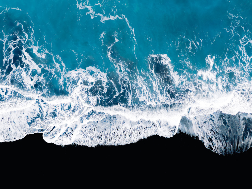 Вид сверху на голубой океан 