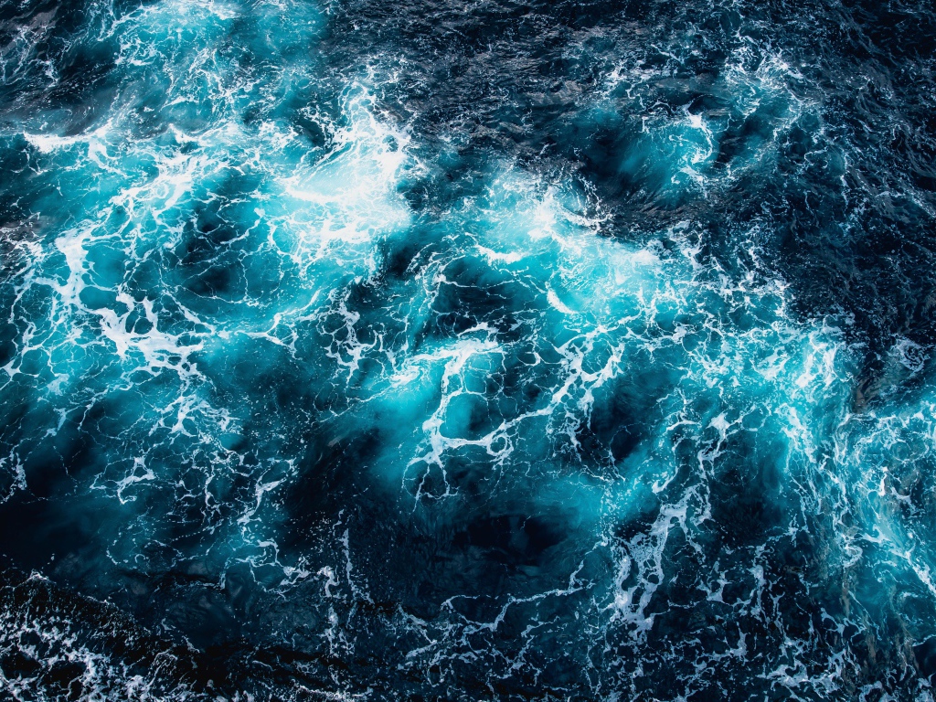 Вид на белые волны в океане сверху