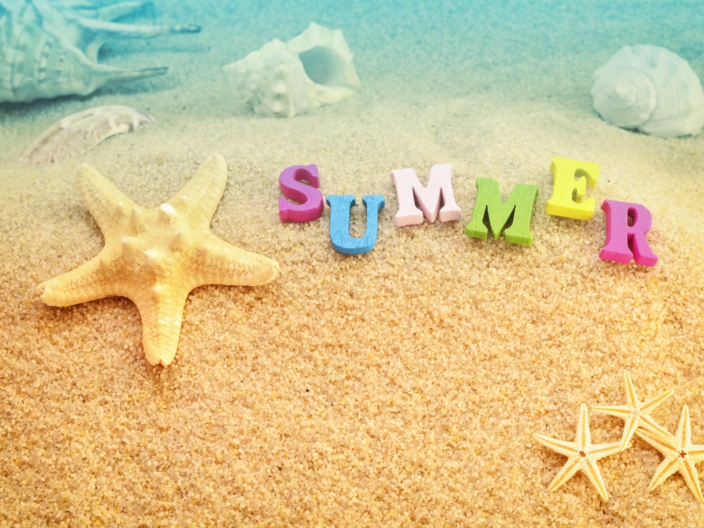 Английская надпись summer на песке с морской звездой 